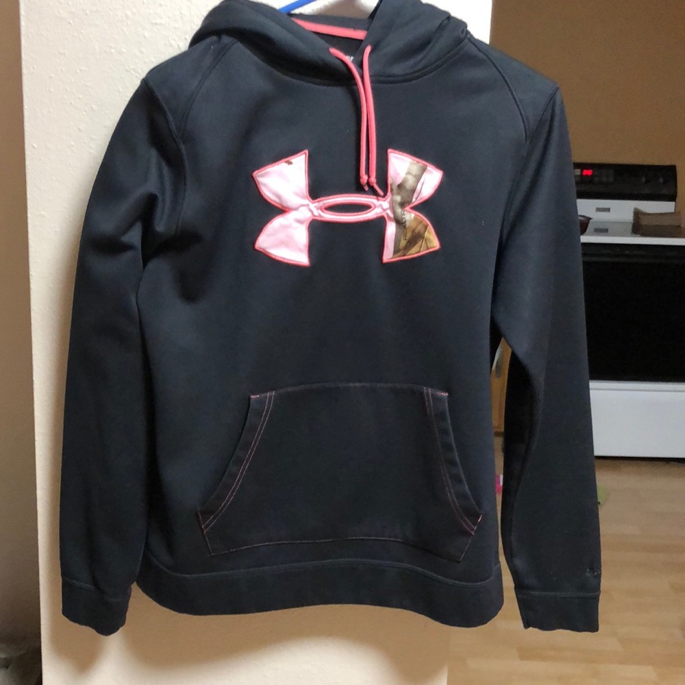 semi fitted M blck sweatshirt, pink strings, UA.  pink stitch on front pocket